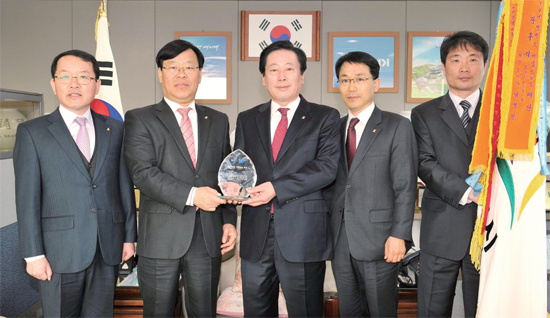 ▲ 광주시가 ‘2014년 기업 SOS 시스템 평가’에서 지난 2011년부터 4년 연속 대상을 수상했다. 광주시 경제단체 상생협의체 운영과 손톱 및 가시 힐링단 운영 등 기업 규제 개선 노력에서 높은 평가를 받았다