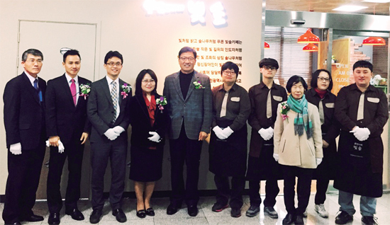 ▲ 3월 17일 인천시는 시 최초의 정신장애인 바리스타 카페 ‘꿈앤카페 빛솔’ 개소식을 열었다. 이날 개소식에는  한길자 시 보건복지국장, 김상길 시 인재개발원장 등이 참석했다