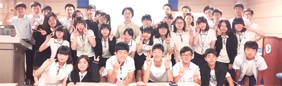 ▲ 인천가정고등학교에서 최순자 교육기부단장이 맞춤형 진로특강을 한 뒤 학생들과 기념촬영을 하고 있다