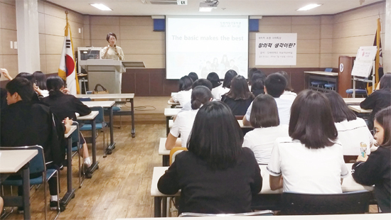 ▲ 최순자 교육기부단장이 인천가정고등학교를 방문해 맞춤형 진로특강을 하고 있다