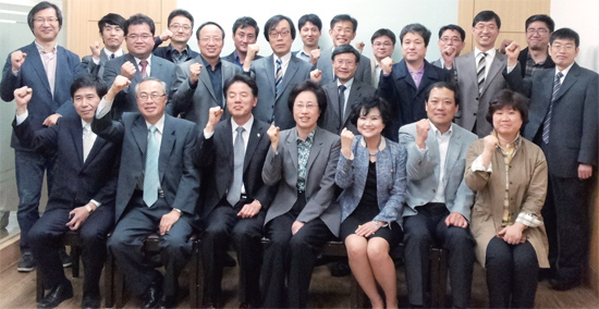 ▲ 인하대 공대·IT공대, 법대, 사범대, 사회대 교수 20여명은 지난 2013년 5월 교육기부단인 ‘에듀 에이드 인하(Edu-Aid INHA)’를 발족해 지역내 중·고등학교를 찾아다니며 다양한 진로특강 봉사를 하고 있다