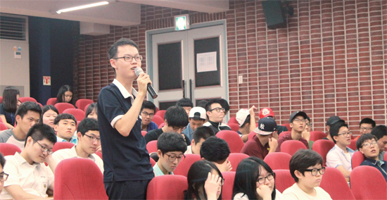 ▲ 교육기부단 전공설명회에서 교수들과 학생들이 다양한 질문과 답변을 주고 받고있다