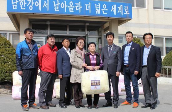 ▲ 여주시 대신면 지역어르신을 위한 봉사활동에 나선 여주대 사회봉사단 전신순 단장과 김영기 총동문회장이 대신면사무소에서 이불 30채와 선물을 남신우 대신면장에게 전달하고 있다.