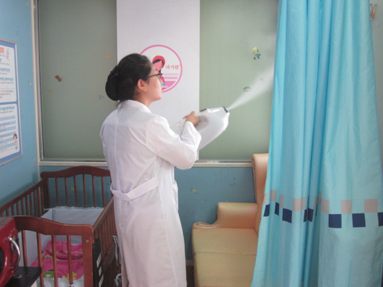 ▲ 최근 공항과 고속도로 휴게소 등의 수유실에서 많은 세균이 검출된 것과 관련, 여주휴게소가 전문 위생사를 배정해 매일 소독을 하는 등 안전한 수유실을 만드는 데 최선을 하고 있어 화제다.