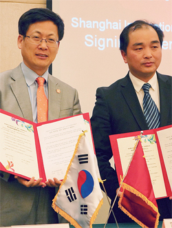 ▲ 최성 고양시장(왼쪽)이 국제꽃박람회가 개최되는 상하이에서 상하이식물원장이 참석한 가운데 구체적인 화훼협력방안을 담은 양해각서를 체결하고 있다.