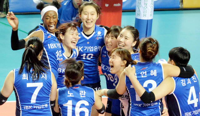 ▲ 31일 화성종합경기타운 실내체육관에서 열린 NH농협 2014-2015 프로배구 V리그 여자부 한국도로공사와 IBK기업은행의 챔피언결정전에서 우승한 IBK기업은행 선수들이 환호하고 있다.전형민기자