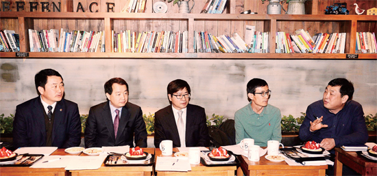 ▲ ‘책의 수도 인천을 펼치다’ 기획연재 자문위원인 김창수 인천발전연구원 인천도시인문학센터장, 이한구 인천시의회 문화복지위원장, 김중현 도서출판 지식노마드 대표, 김상훈 인하대학교 사회과학대학장이 유제홍 경기일보 인천본사 정치부장과 책의 수도 인천의 정체성 정립과 인천 출판산업이 나아갈 방향 등에 대한 의견을 나누고 있다