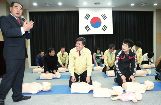 ▲ 3월 16일 제397차 민방위의 날을 맞아 강범석 서구청장이 구청 직원들과 민방공 대피훈련을 하고 있다