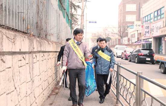 ▲ 강 구청장이 3월 18일 서구 새봄맞이 환경정비의 날을 맞아 서구 연희동 일대를 돌며 직접 쓰레기 줍기 활동을 펼쳤다