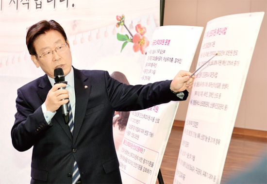 ▲ 이재명 성남시장이 3월 16일 ‘무상 공공산후조리’ 정책을 발표하고 있다. 성남시는 전국에서 최초로 올해 하반기를 시작으로 오는 2018년까지 성남시 수정구, 분당구, 중원구에 3개의 공공산후조리원을 설치한다는 계획이다