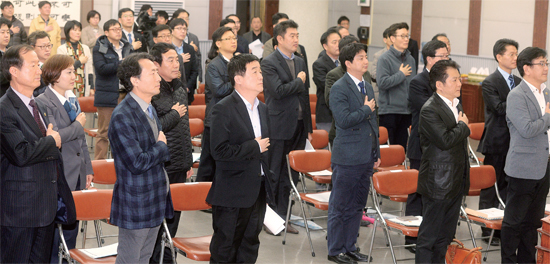 ▲ 3월 18일 경기도의회 대회의실에서 열린 ‘대정적으로 건전한 경기청 이전사업방안 토론회’에서 강득구 경기도의회 의장을 비롯한 류재구 예산결산특별위원회 위원장 등 내빈과 패널 등이 본격적인 토로넹 앞서 국민의례를 하고 있다
