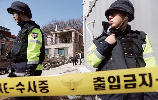 ▲ 2월 27일 엽총 난사로 4명이 숨진 경기도 화성 사건 현장에서 경찰들이 경계 근무를 서고 있다