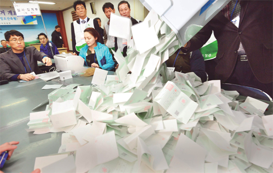▲ 3월 11일 제1회 전국동시조합장 선거투표가 끝난 뒤 선관위 직원들이 개표작업을 진행하고 있다