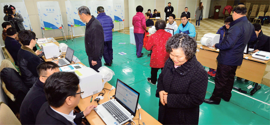 ▲ 제1회 전국동시조합장 선거 투표일인 3월 11일 수원시 팔달구청 대회의에 마련된 수원농협과 경기남부수협 행궁동 투표소에서 조합원들이 투표를 하고 있다
