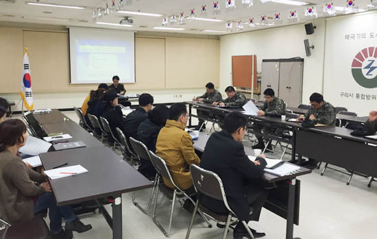 ▲ 구리시는 최근 31일 시청 1층 종합상황실에서 분야별 중점관리자원 담당자, 55사단, 2군지사 동원담당관 등 30여명이 참여한 가운데 ‘2015년 1분기 중점관리자원 확인의 날 행사’를 실시했다고 1일 밝혔다