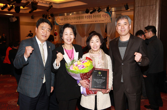 ▲ 설애경광주시의회의원이 '제4회 경기도 시·군의회 의정활동 주민참여소통분야 우수의원‘으로 선정, 동료의원들과 기념 촬영을 하고 있다.(오른쪽부터 이현철,설애경,소미순,박해광 의원)