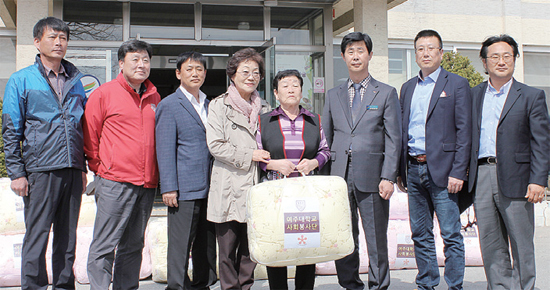 ▲ 전신순 여주대 사회봉사단장과 남신우 대신면장이 김영기 총동문회장(왼쪽부터) 등 관계자들이 독거 어르신에게 이불을 전달한 뒤 기념 사진을 찍고 있다.