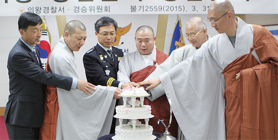 ▲ 의왕경찰서 불자회 창립법회에 참석한 권기섭 서장과 김종환 회장 및 스님들이 케이크 절단식을 하고 있다.