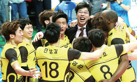 ▲ 1일 안산 상록수체육관에서 열린 NH농협 2014-2015 프로배구 V리그 남자부 OK저축은행과 삼성화재의챔피언 결정 3차전에서 3대1로 승리, 챔피언 자리에 오른 OK저축은행 김세진 감독과 선수들이 승부가 결정된 순간 환호하고 있다.  연합뉴스