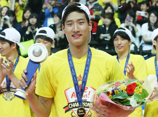 ▲ 1일 안산 상록수체육관에서 열린 NH농협 2014-2015 프로배구 V리그 남자부 OK저축은행과 삼성화재의챔피언 결정 3차전에서 3대1로 승리, 챔피언 자리에 오른 OK저축은행 송명근이 챔피언 결정전 MVP로 선정돼 트로피를 들고 기뻐하고 있다. 연합뉴스