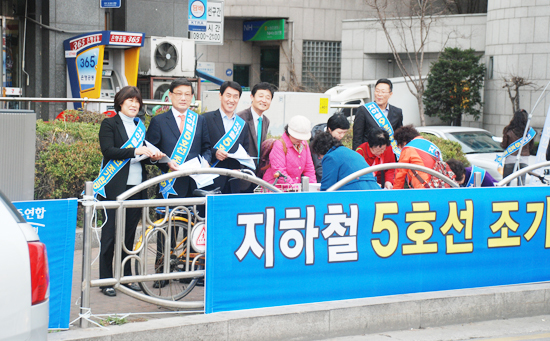▲ 새정치민주연합 하남시지역위원회(위원장 문학진)는 1일 하남시청 앞에서 지하철 5호선 조기완공과 9호선 하남연장을 위한 길거리 서명운동을 벌였다.