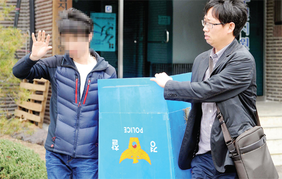 ▲ 수도권매립지관리공사 주민협의체 산하 마을발전위원회의 지원금 횡령을 포착하고 수사에 착수한 인천지방경찰청 지능범죄수사대 관계자들이 2일 오후 인천시 서구 수도권매립지관리공사에서 압수수색 물품을 차량에 싣고 있다. 장용준기자