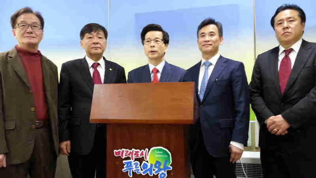 ▲ 새누리당 소속 김상호 예비후보(가운데)가 2일 박요찬 새누리당 의왕과천당협위원장(오른쪽)전영남 의왕시의회부의장과 함께 기자회견을 하고 있다.
