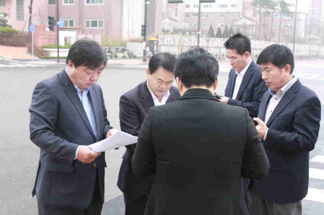 ▲ 새정치민주연합 화성시갑 지역위원회와 화성시향남면 관계자들은 1일 향남2지구 현장을 방문, 대중교통망을 입체적으로 점검했다.