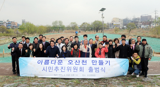 ▲ 지난 3일 오후 오산문화원에서 각급 사회단체가 참여한 가운데 오산천 꽃길 만들기 시민추진위원회가 출범식을 가졌다.