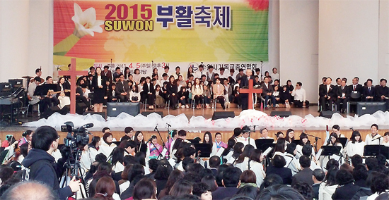 ▲ 부활절인 5일 오후 수원제1야외음악당에서 열린 ‘2015 수원 부활축제’에서 설교에 나선 김장환 중앙침례교회 원로목사가 ‘산 자를 죽은 자 가운데서 찾느냐’는 주제로 설교를 하고 있다.