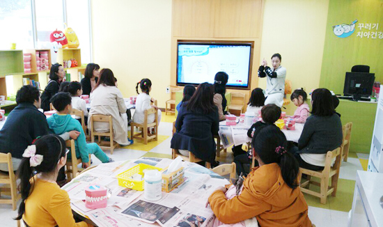 ▲ 남양주시보건소는 언어소통곤란 등으로 의료정보에 소외되고 시간과 경제적인 이유로 의료기관 방문이 어려운 다문화가정을 위해 ‘부모자녀 치아건강교실’을 실시했다고 6일 밝혔다.