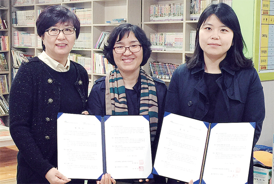 ▲ 권연순 좋은터를 만드는 사람들 대표(왼쪽 두 번째) 및 박혜옥 광정동청소년문화의집 관장이 업무협약을 체결한 후 협약서를 들고 기념촬영을 하고 있다.