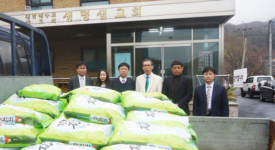 ▲ 광주시 목현동에 위치한 생명샘교회(담임목사 이범규)는 부활절을 맞아 백미 10kg 90포를 송정동주민센터에 기탁했다.