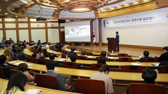 ▲ 7일 광명시에 따르면 새정치민주연합이 지난 6일 국회에서 각 분야 정책을 발표하고 의견을 수렴하는, ‘2015 다함께 정책엑스포’에서 우수사례로 선정, 정책 부스를 운영하여 큰 호응을 얻었다.