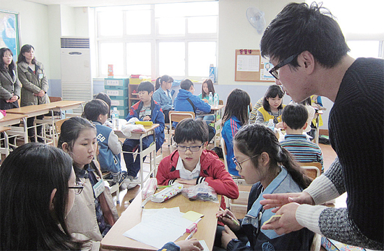 ▲ 의정부 지역내 학생들이 학교폭력 예방과 갈등고민을 스스로 해결하기 위한 ‘또래 중조’ 생활교육을 받고 있다.