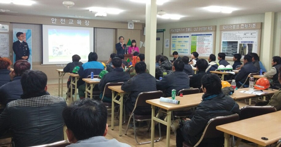 ▲ 의왕경찰서(서장 권기섭)는 최근 의왕시 포일동 NH 통합 IT 센터 신축공사현장을 방문해 베트남ㆍ미얀마 등 산업연수생 외국인 근로자 50여 명을 대상으로 도로교통법 등 범죄예방 교육을 실시했다.
