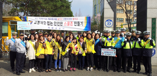 ▲ 의왕경찰서(서장 권기섭)는 교통사고는 줄이고 법규준수율은 높이는 ‘All Safe-up’의 성공적 추진과 개학철 어린이 교통사고 예방을 위해 의왕지역 초등학교를 순회하며 벌이는 릴레이 교통캠페인이 호응을 얻고 있다.