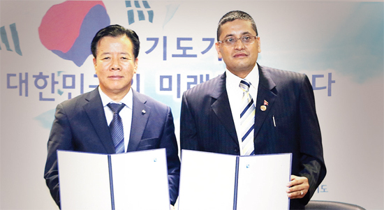 ▲ 임재욱 도농기원장과 네팔의 비료회사 히말리안 대표가 기능성 비료 공동연구협약을 체결하는 모습.