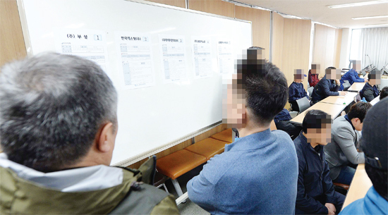 ▲ 8일 오후 인천시 남동구 인천고용센터 6층 대회의실에서 열린 '구인구직 만남의 날’행사장에서 취업 설명회 뒤편의 구직자들이 구인 게시판을 살펴보고 있다. 장용준기자