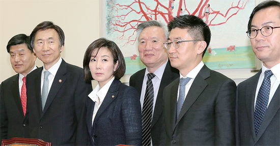 ▲ 국회 외교통일위원회 나경원 위원장과 새누리당 외통위원들, 윤병세 외교장관이 8일 국회에서 열린 외교 현안 당정간담회를 갖고 있다. 오른쪽 부터 김영우, 김세연, 박상은 의원, 나 위원장, 윤 외교, 심윤조 의원. 연합뉴스