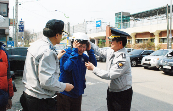 ▲ 9일 11시 30분부터 12시 30분까지 군포경찰서 오문교 서장을 비롯한 전직원118명은 관내 이륜차 법규 위반 상습 지역 30개소에 직접 나가, 도로 위의 무법자로 꼽히는 오토바이의 법규 위반을 근절하기 위해 이륜차 일제 특별단속을 실시했다.