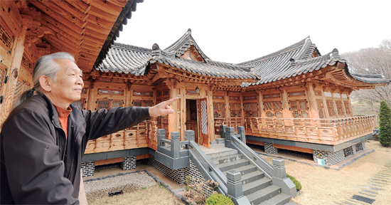 ▲ 이춘수 도편수가 직접 맡아 건립한 광주시 오포읍 신현리 전원주택단지 내 한옥에서 도편수로서의 지난 30여 년간의 추억을 떠올리고 있다. 추상철기자
