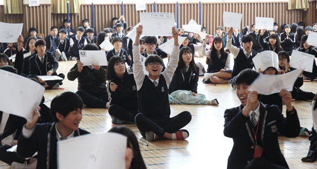 ▲ 세교 과학경진대회 행사중 학생들로부터 큰 호응을 얻은 '과학골든벨'프로그램 진행모습