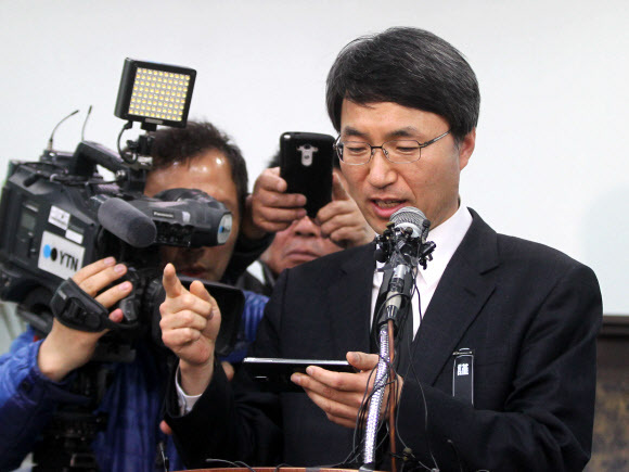 ▲ 고 성완종 전 경남기업 회장이 정치권에 금품을 전달한 정황을 적은 메모를 검찰이 확보한 가운데 박준호 전 경남기업 상무가 10일 오후 성 전 회장의 빈소가 마련된 충남 서산의료원에서 유품과 관련한 설명을 하고 있다. 그는 