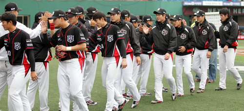 ▲ 12일 서울 목동구장에서 열린 2015 프로야구 KT와 넥센 경기에서 승리한 KT 선수들이 승리를 자축하고 있다. KT는 이날 승리로 시즌 두 번째 승리를 수확했다. 연합뉴스
