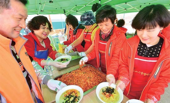 ▲ 평택 SM클럽•BBS 송탄지회 자원봉사단이 참가자들에게 먹거리를 무료로 제공하고 있다.