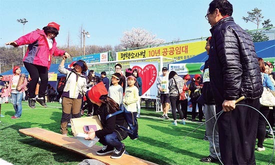 ▲ 전통문화놀이협회 평택시지부가 마련한 행사장에서 참가자들이 널뛰기 등 전통놀이를 즐기고 있다.