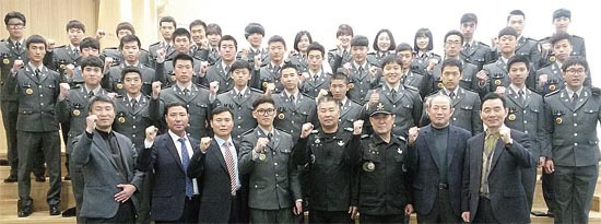 ▲ 여주대학교 소통본부에서 최근 열린 장학금 수여식에서 배연석 지부장 등 특전사전우회 인천시지부 관계자 및 여주대 교직원과 학생이 참가, 기념사진을 찍고 있다.
