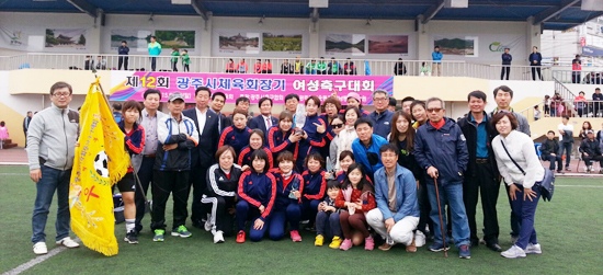 ▲ 광주시 여성 축구동호인들의 축제인 ‘제12회 광주시체육회장기 여성축구대회’가 참가자들의 열띤 성원 속에 지난 12일 성황리에 종료됐다.