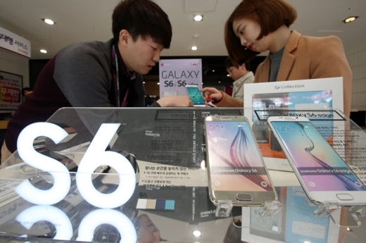 ▲ 갤럭시S6ㆍ엣지, 삼성전자의 전략 스마트폰 갤럭시S6와 갤럭시S6엣지가 20개국에서 동시 판매에 들어간 10일 오전 서울 종로 LG유플러스 대리점에서 시민들이 갤럭시 S6와 S6엣지 개통 상담을 하고 있다. 연합뉴스